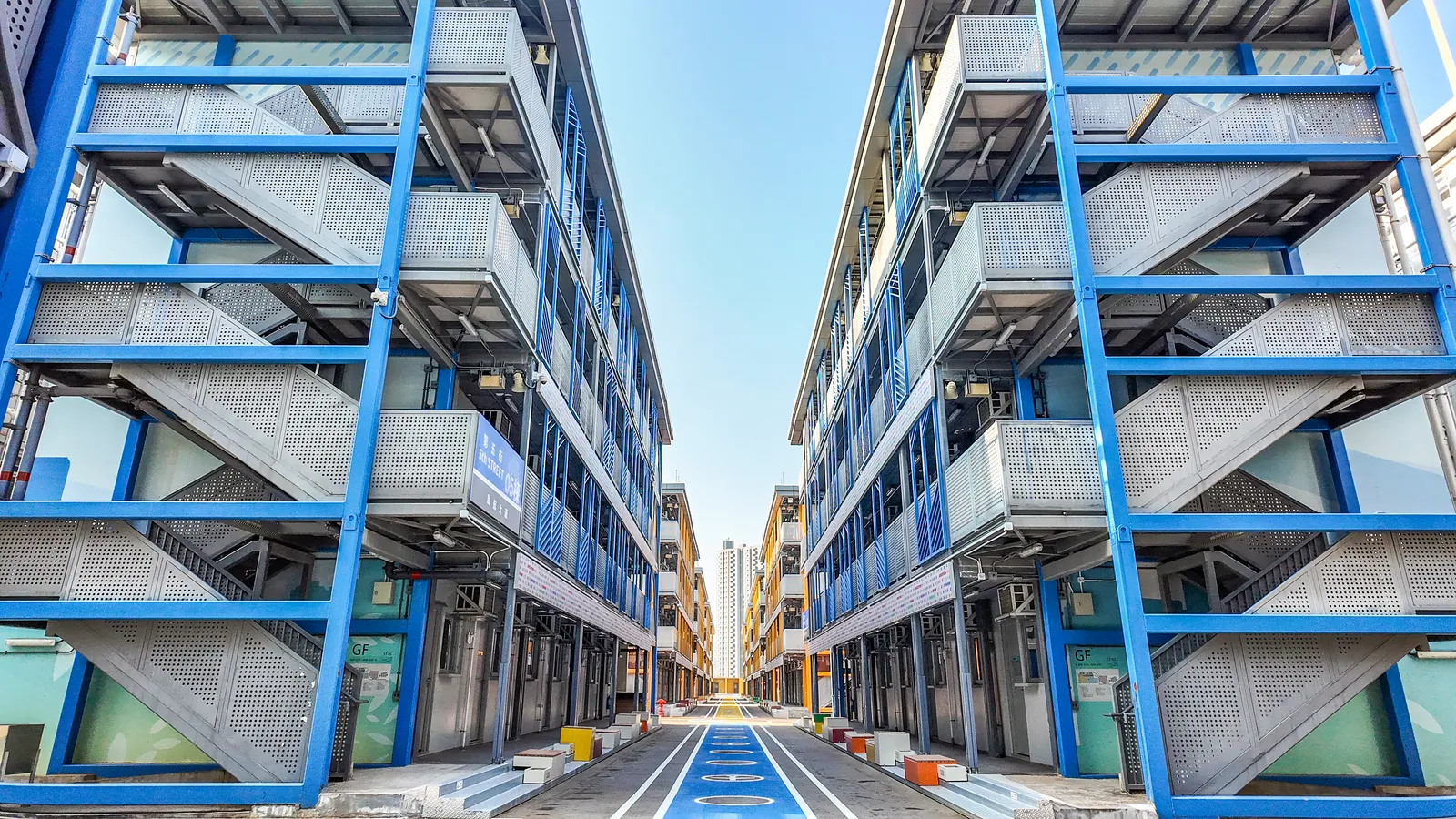 園區樓宇之間的走道，地面畫著跑道中線